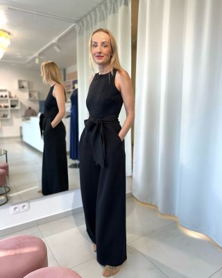 Každá zakázka je pro mne jedinečný a precizní proces výroby, jako tento stylový overal s lurexovým topem a vázankou v pase...